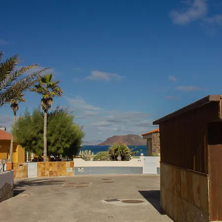 Pura Vida Surf Camp & School *