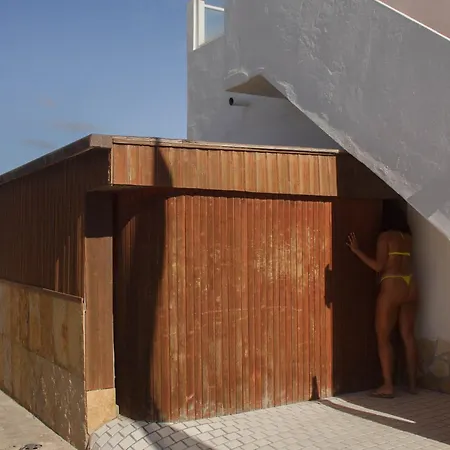 Pura Vida Surf Camp & School *