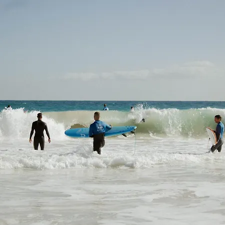 Pura Vida Surf Camp & School *