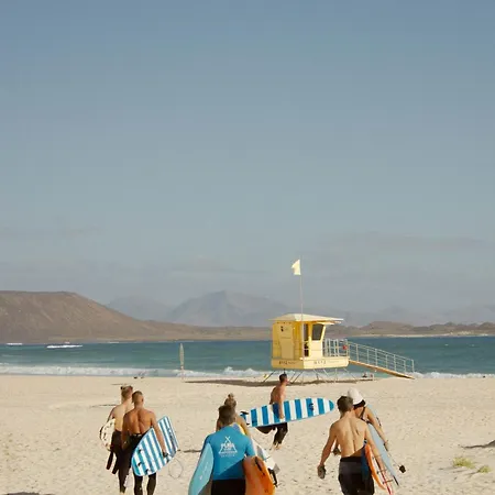 אכסניה Pura Vida Surf Camp & School *