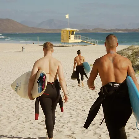 אכסניה Pura Vida Surf Camp & School *
